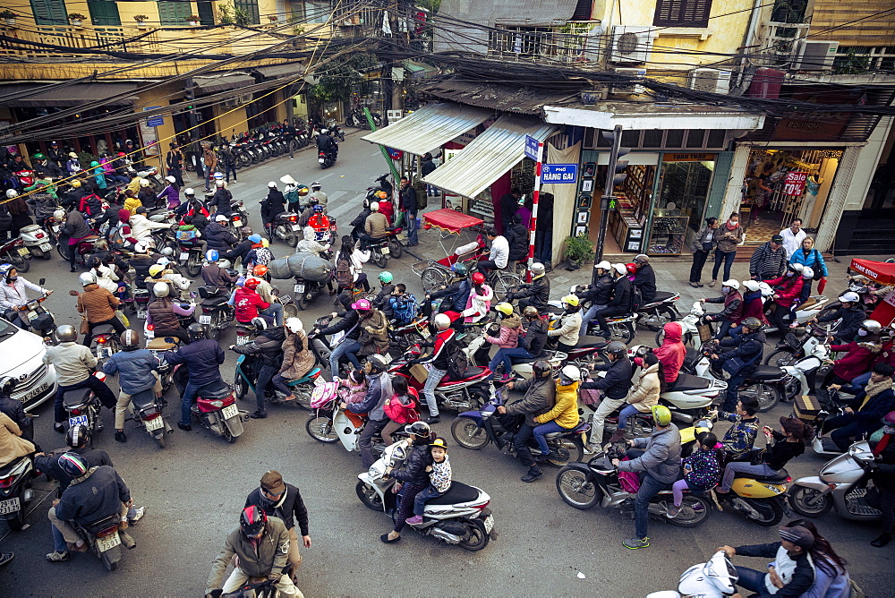 Busy traffic in the old quarter, Hanoi, Vietnam, Indochina, Southeast Asia, Asia