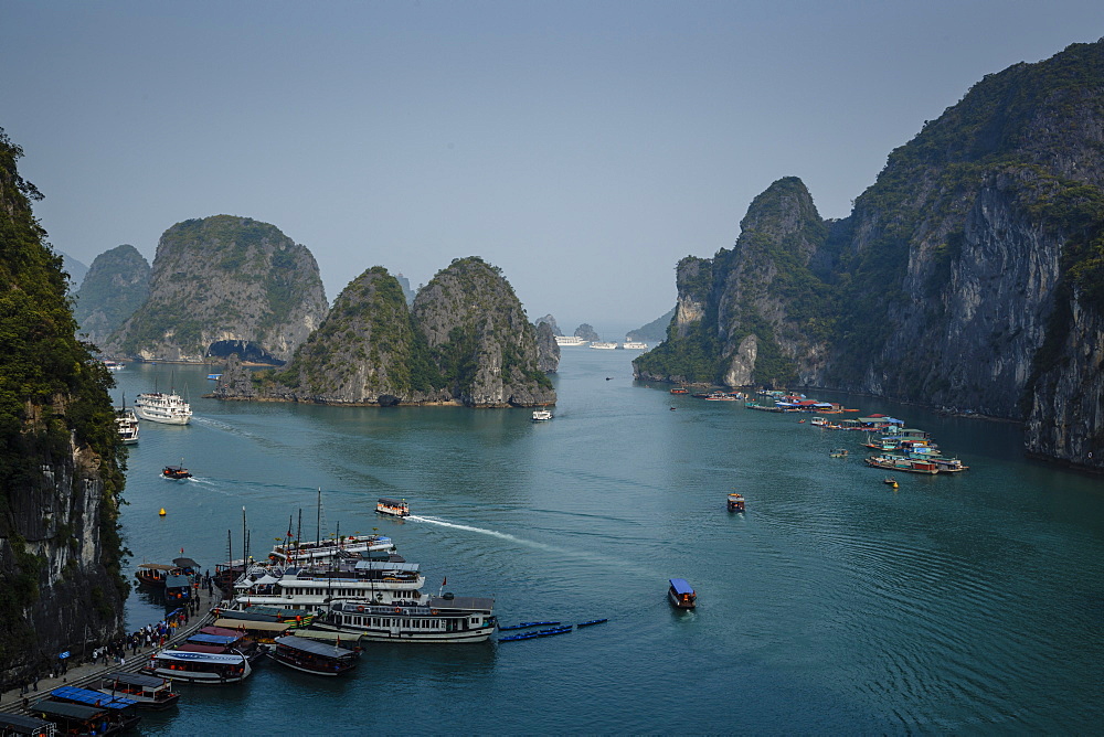 Halong Bay, UNESCO World Heritage Site, Vietnam, Indochina, Southeast Asia, Asia