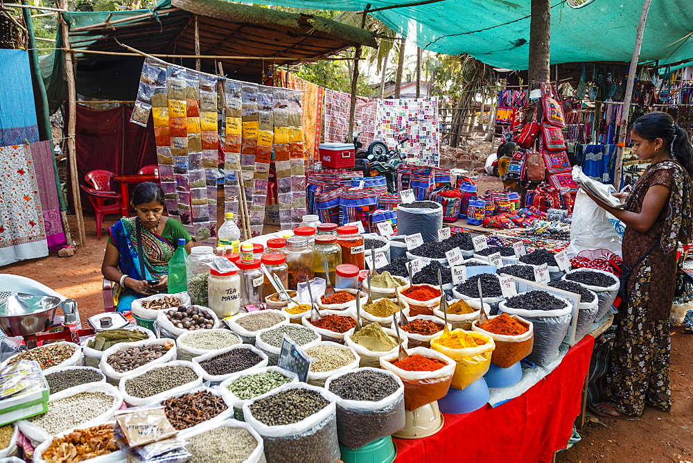 Spice shop at the Wednesday Flea Market in Anjuna, Goa, India, Asia