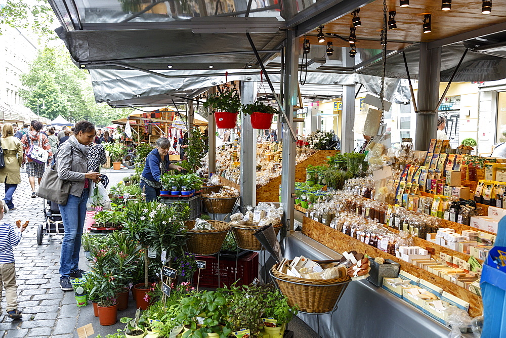 Wochenmarkt (Farmers Market) at Kollwitzplatz, Prenzlauer Berg, Berlin, Germany, Europe