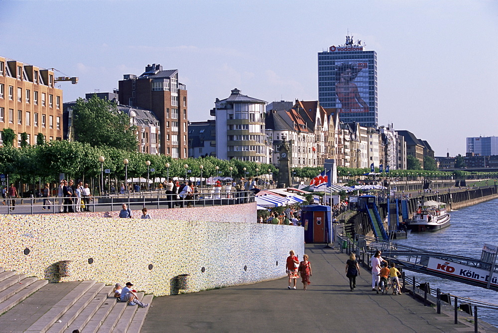 View over the Rheinuferpromenade along River Rhine, Dusseldorf, North Rhine Westphalia (Nordrhein Westfalen), Germany, Europe