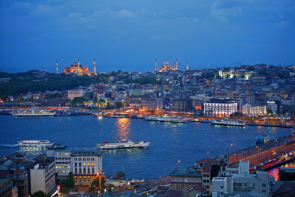 Skyline of Istanbul with a view over the Golden Horn and the Galata bridge, Istanbul, Turkey, Europe