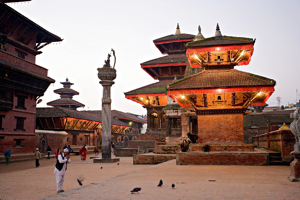 Morning worship, Durbar Square, UNESCO World Heritage Site, Patan, Kathmandu, Nepal, Asia