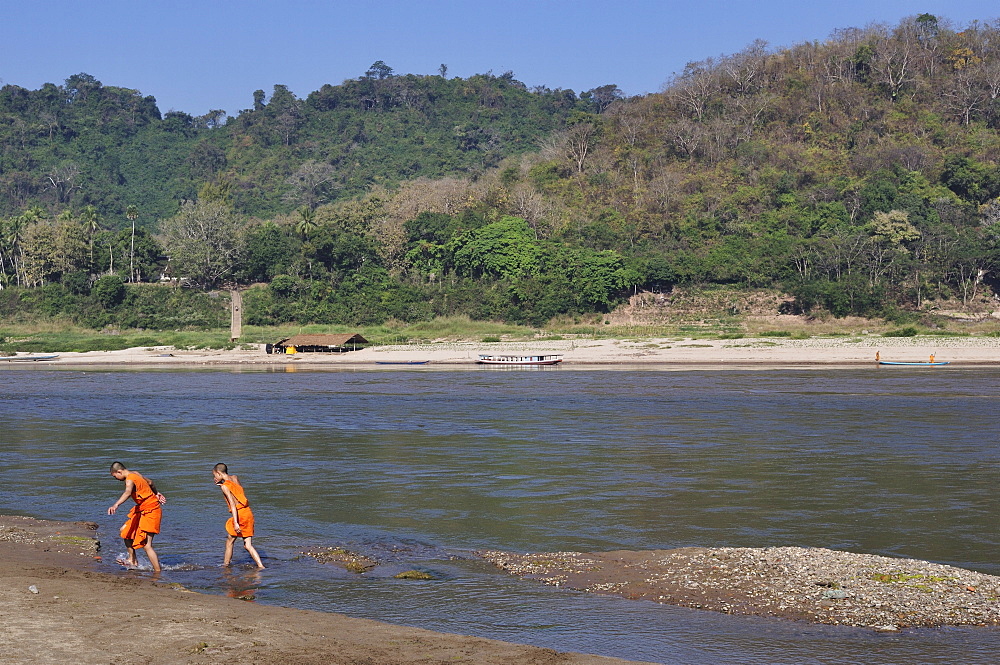 Monks at the Mekong River, Luang Prabang, Laos, Indochina, Southeast Asia, Asia