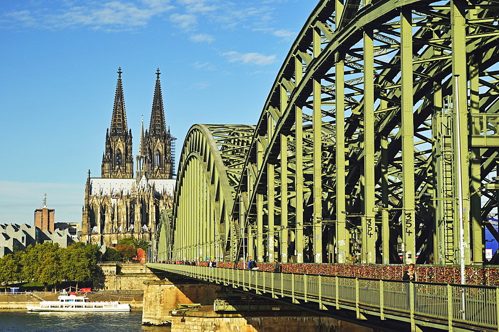 Cologne Cathedral, UNESCO World Heritage Site, Hohenzollern Bridge and River Rhine, Cologne, North Rhine-Westphalia, Germany, Europe