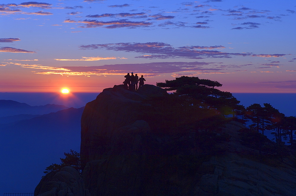 Men watching sunrise, Huang Shan (Yellow Mountain), UNESCO World Heritage Site, Anhui Province, China, Asia