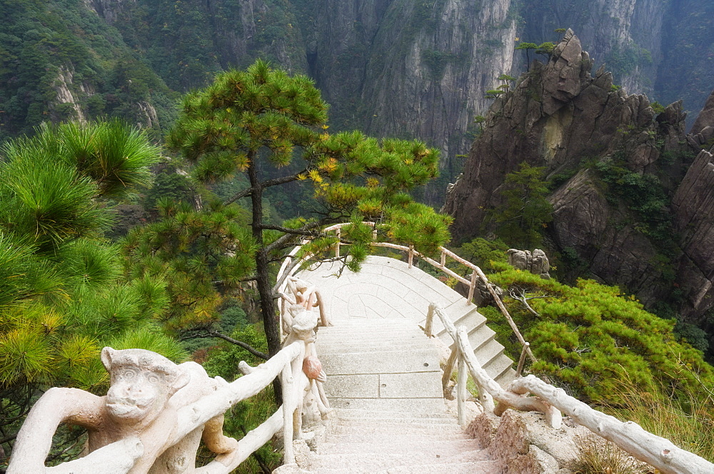 Footpath, Xihai (West Sea) Valley, Mount Huangshan (Yellow Mountain), UNESCO World Heritage Site, Anhui Province, China, Asia