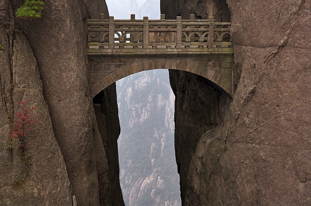 Walking Fairy Land Bridge, White Cloud Scenic Area, Mount Huangshan (Yellow Mountain), UNESCO World Heritage Site, Anhui Province, China, Asia