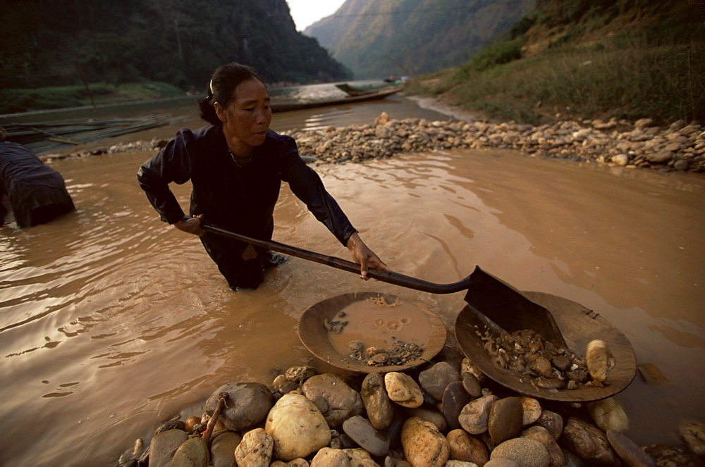 Gold panning, Nong Kiew, River Nam Ou, Laos, Indochina, Southeast Asia, Asia