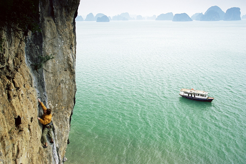 Rock climber, Halong Bay (Ha-Long Bay) (Ha Long Bay), UNESCO World Heritage Site, Vietnam, South China Sea, Indochina, Southeast Asia, Asia