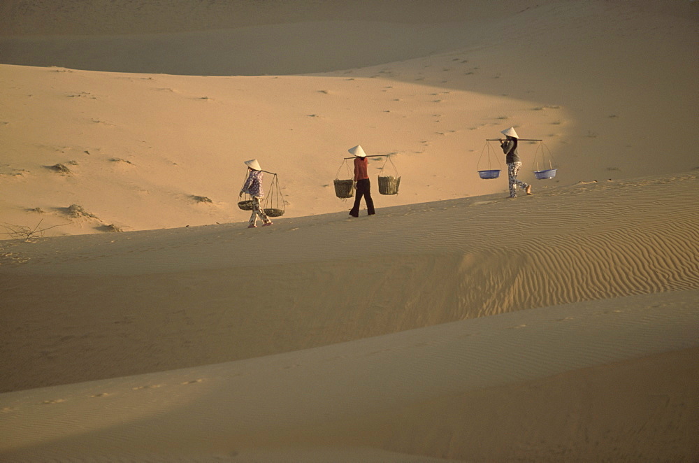 Porters, Mui Ne, Vietnam, Indochina, Southeast Asia, Asia