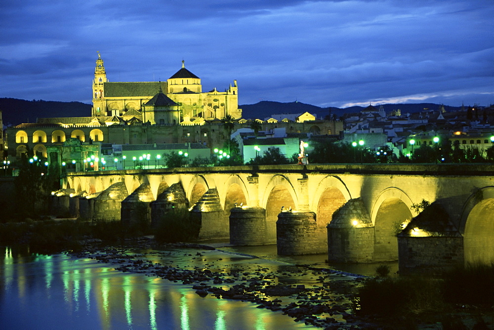 Mezquita (cathedral) and Puente Romano (Roman bridge), Cordoba, Andalucia (Andalusia), Spain, Europe