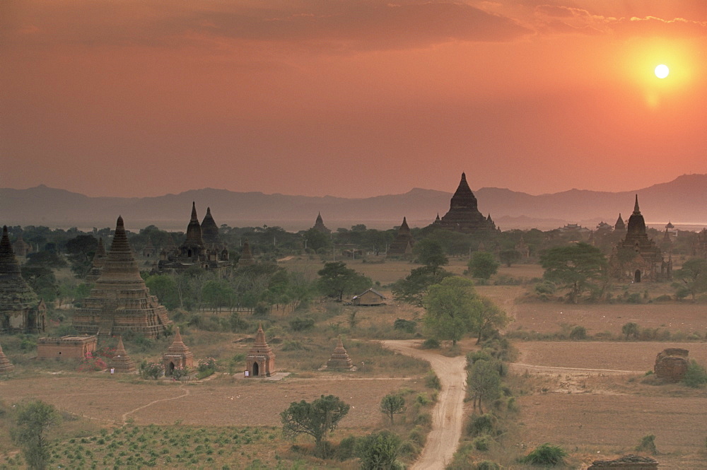 Buddhist temples at archaeological site, Bagan (Pagan), Myanmar (Burma), Asia