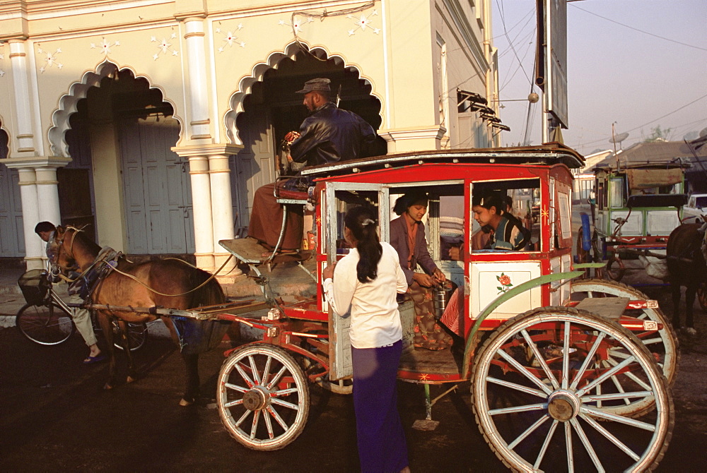 Horse-drawn taxi, Pin Oo Lwyn, Myanmar (Burma), Asia