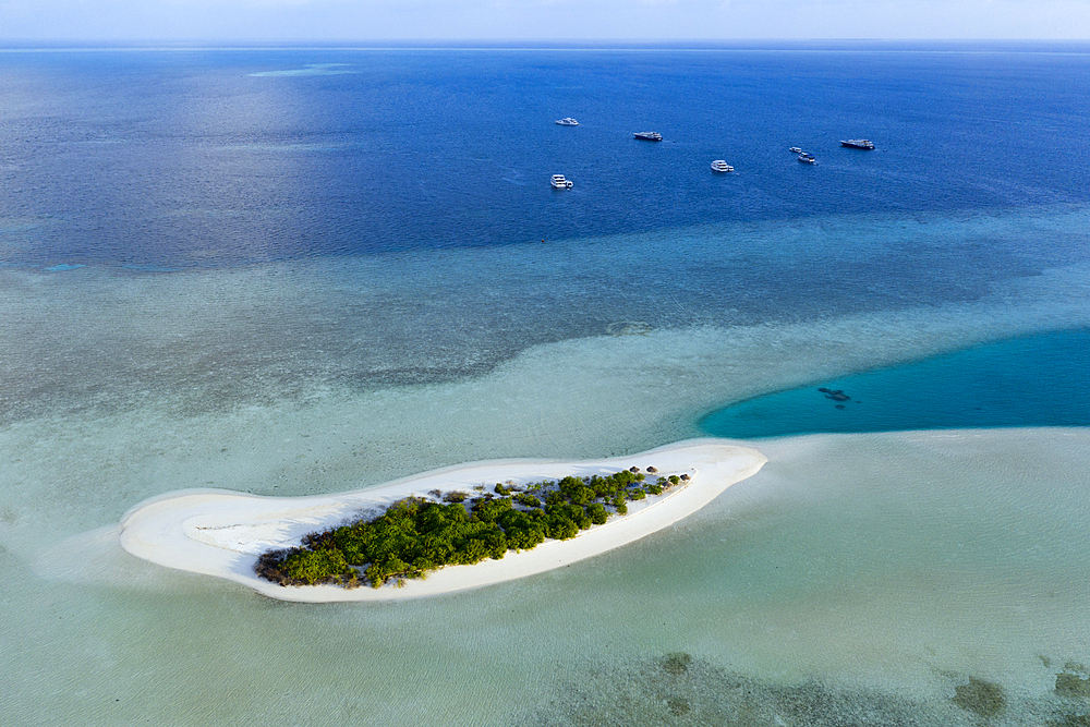 Uninhabited Island near Rasdhoo, Rasdhoo Atoll, Indian Ocean, Maldives