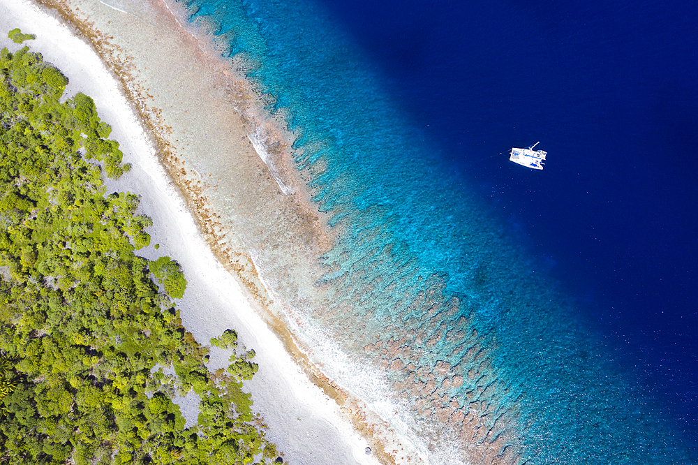 Catamaran at Kauehi Atoll, Tuamotu Archipel, French Polynesia