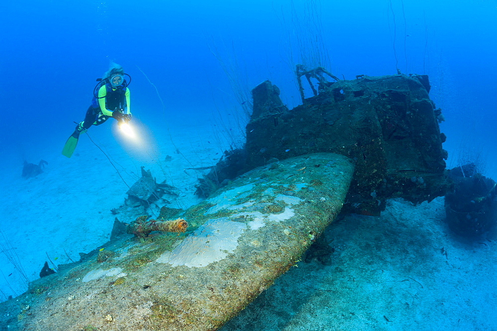 Diver and anti aricraft armament at Bomber near to USS Saratoga, Marshall Islands, Bikini Atoll, Micronesia, Pacific Ocean