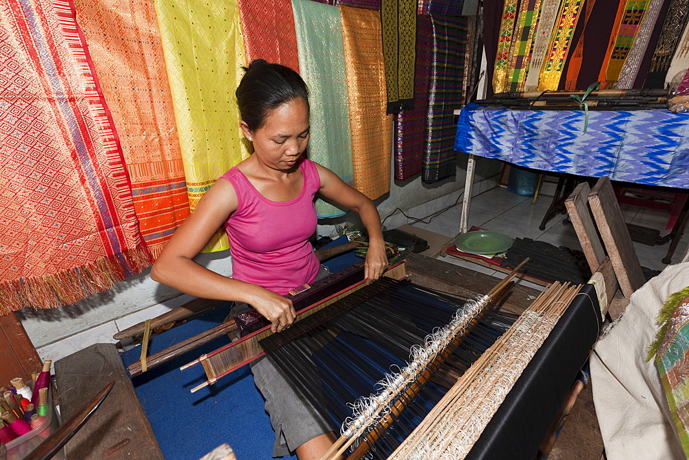 Weaver with loom, Bali, Indonesia, Southeast Asia, Asia