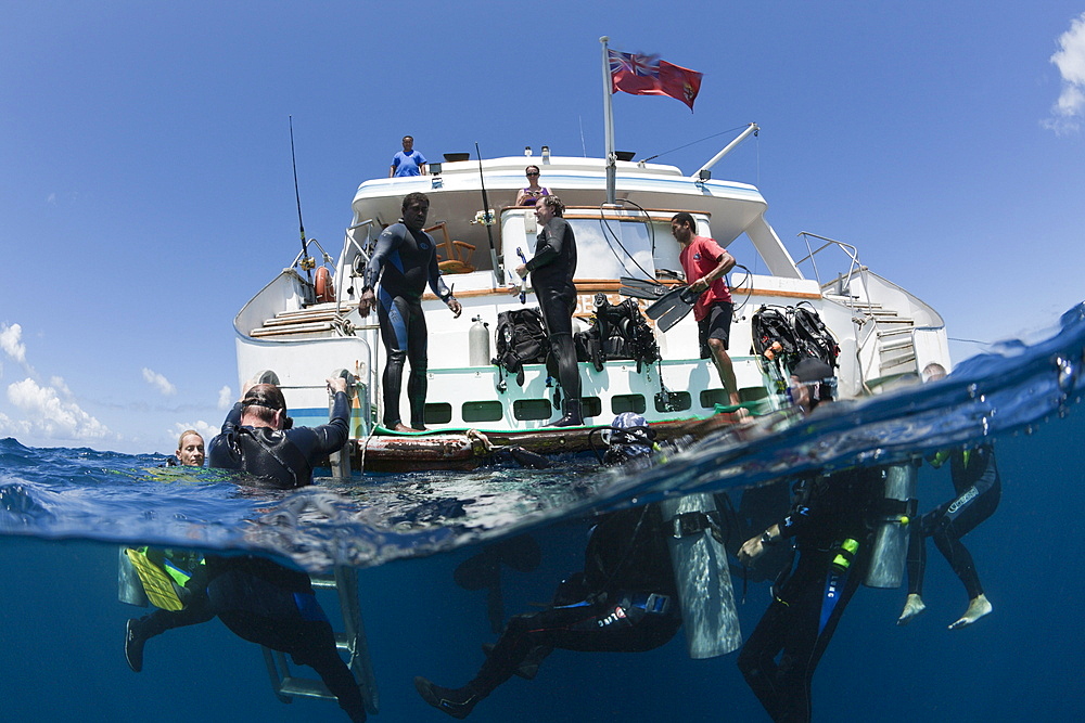 Divers ascending at Liveaboard Fiji Island Dancer, Wakaya, Lomaiviti, Fiji, Pacific