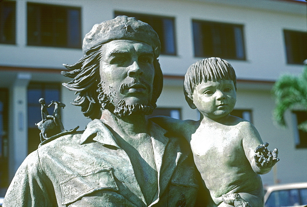 Statue of Che Guevara, hero of the Cuban Revolution and friend of Fidel Castro in the plaza of the town of Santa Clara, Sancti Spiritus Province, Cuba