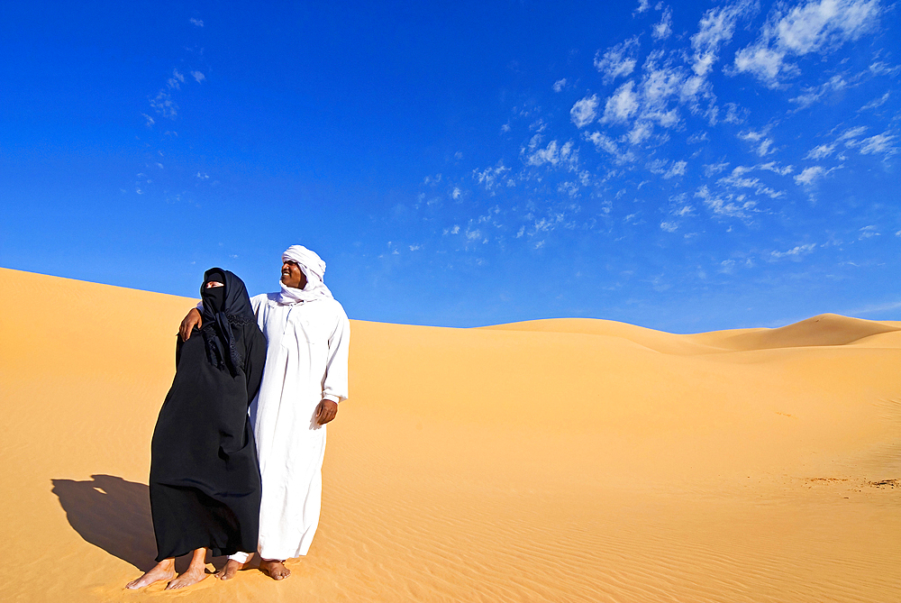 Arab couple in the desert, Erg Awbari, Sahara desert, Fezzan, Libya, North Africa, Africa