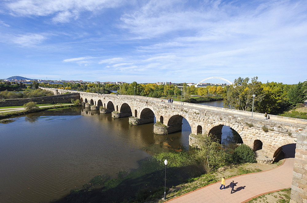 Puente Romano (Roman Bridge) in Merida, UNESCO World Heritage Site, Badajoz, Extremadura, Spain, Europe 