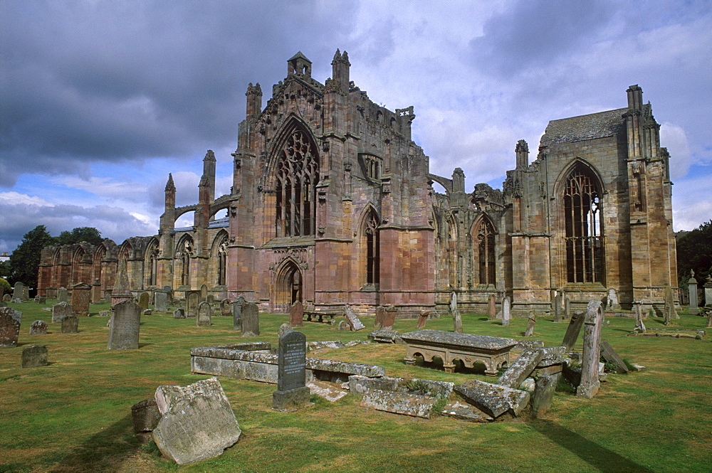 Melrose Abbey, first Cistercian settlement in Scotland, founded by David I in 1136, burial place of the heart of Robert the Bruce, Melrose, Scottish Borders, Scotland, United Kingdom, Europe