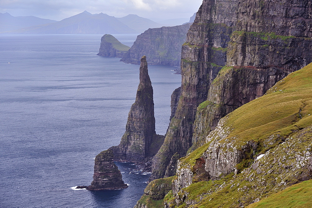 Spectacular 300-400m high cliffs on west coast of Sandoy, Oknadalsdrangur sea stack in foreground, Sandoy, Faroe Islands (Faroes), Denmark, Europe