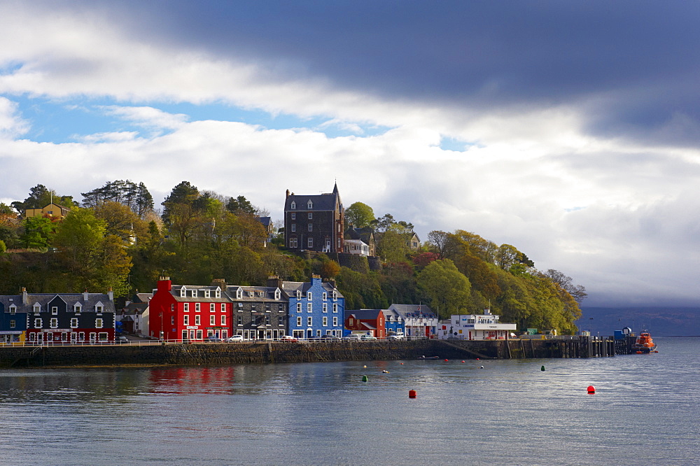 Brightly coloured houses at the fishing port of Tobermory, Isle of Mull, Inner Hebrides, Scotland, United Kingdom, Europe