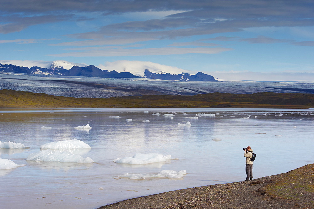 Fjallsarlon glacial lake and Fjallsjokull (Oraefajokull) glacier near Jokulsarlon glacial lagoon, south-east Iceland (Austurland), Iceland, Polar Regions