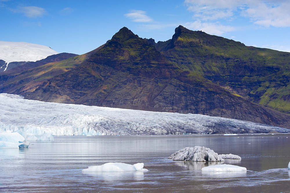 Fjallsarlon glacial lake and Fjallsjokull (Oraefajokull) glacier near Jokulsarlon glacial lagoon, south-east Iceland (Austurland), Iceland, Polar Regions