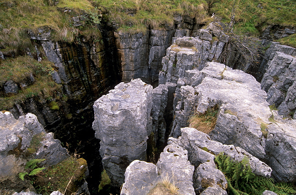 Buttertubs potholes, karstic erosion at Buttertubs Pass, between Wensleydale and Swaledale, Yorkshire Dales National Park, Yorkshire, England, United Kingdom, Europe