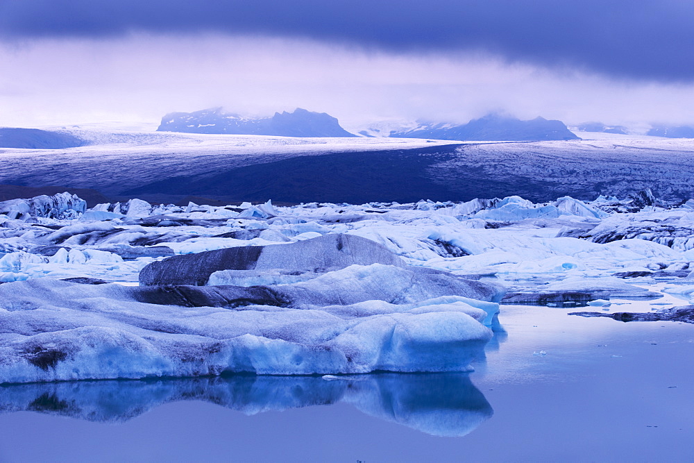 Jokulsarlon glacial lagoon beneath Breidarmerkurjokull (Vatnajokull) glacier which feeds it, south-east Iceland (Austurland), Iceland, Polar Regions