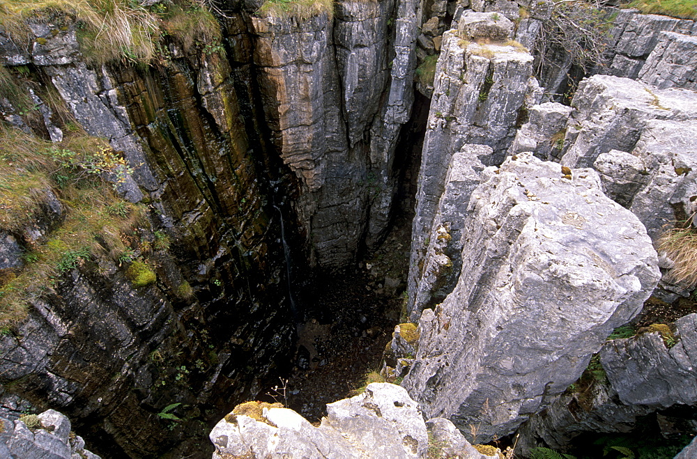 Buttertubs potholes, karstic erosion at Buttertubs Pass, between Wensleydale and Swaledale, Yorkshire Dales National Park, Yorkshire, England, United Kingdom, Europe