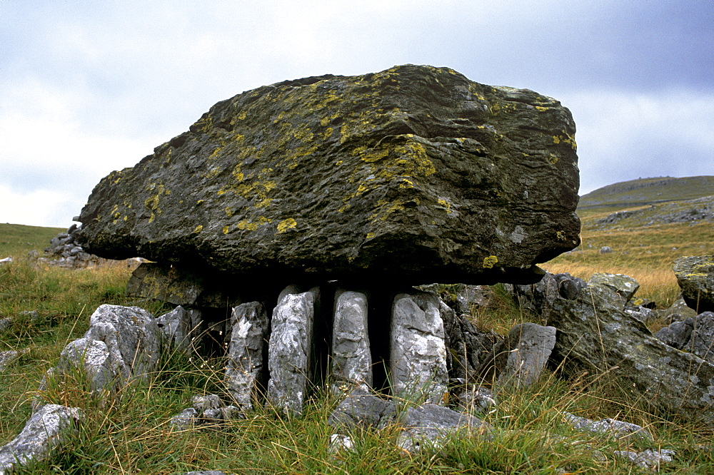 Norber erratics near Austwick, erratic boulders left on limestone pavement by erosion, Yorkshire Dales National Park, Yorkshire, England, United Kingdom, Europe