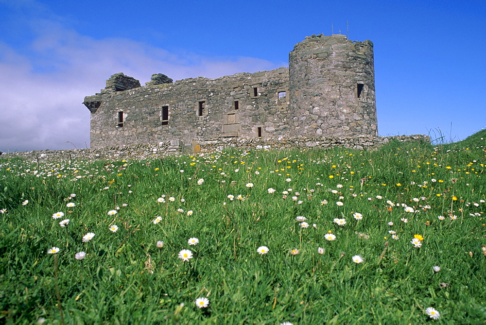 Muness Castle, northernmost castle in Great Britain, built in 1598 for Laurence Bruce, half-brother of Robert Stewart, Unst, Shetland Islands, Scotland, United Kingdom, Europe