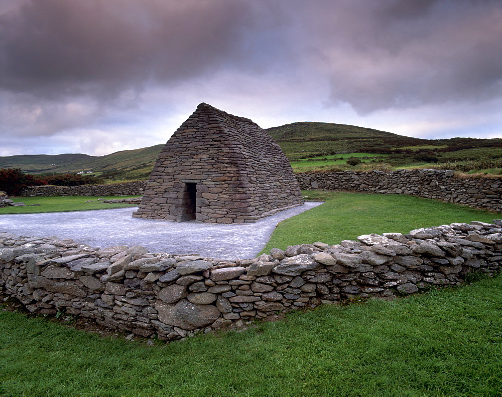 Gallarus Oratory, dry stone cell in perfect state, early Irish Christianiity dating from between the 6th and 9th centuries, Ballynana, Dingle peninsula, County Kerry, Munster, Republic of Ireland, Europe