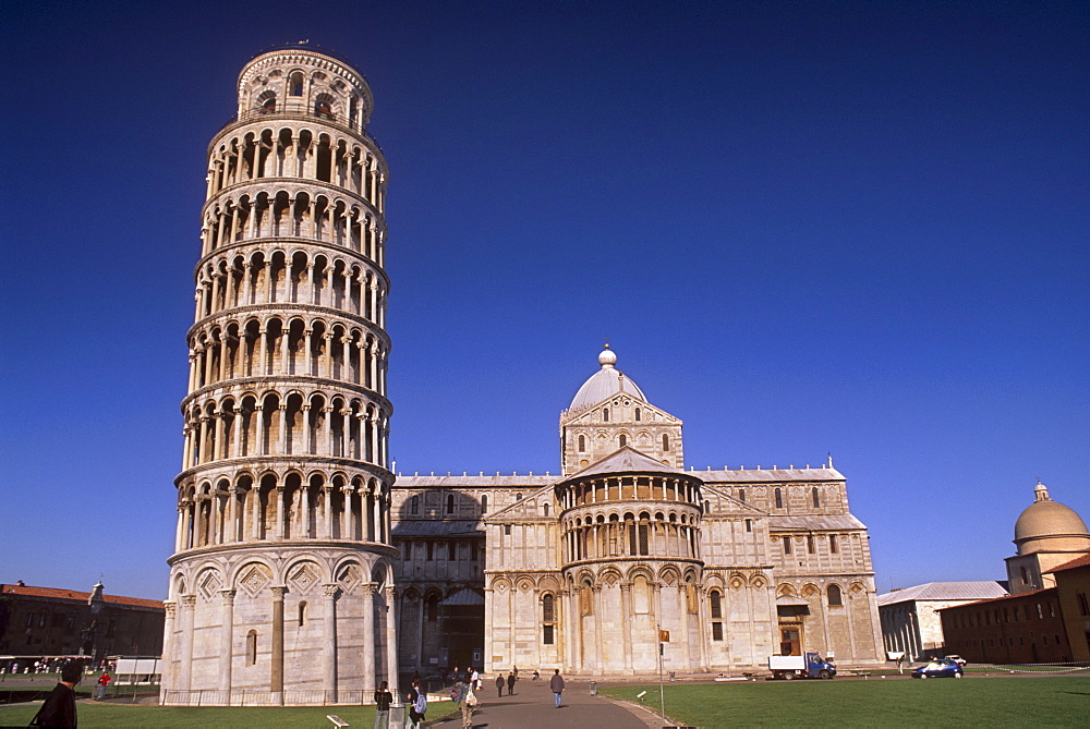 Leaning Tower (Torre Pendente) dating from between the 12 and 14th centuries, and Duomo dating from the 11th century, Campo dei Miracoli, UNESCO World Heritage Site, Pisa, Tuscany, Italy, Europe