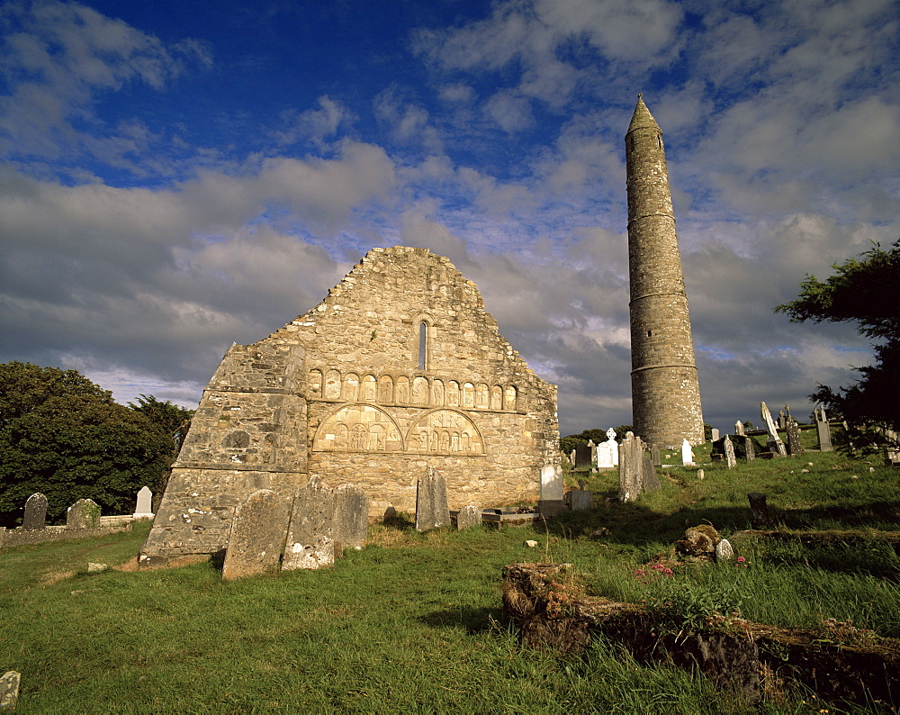 St. Declan's cathedral and round tower, 30m high, Ardmore, County Waterford, Munster, Republic of Ireland (Eire), Europe