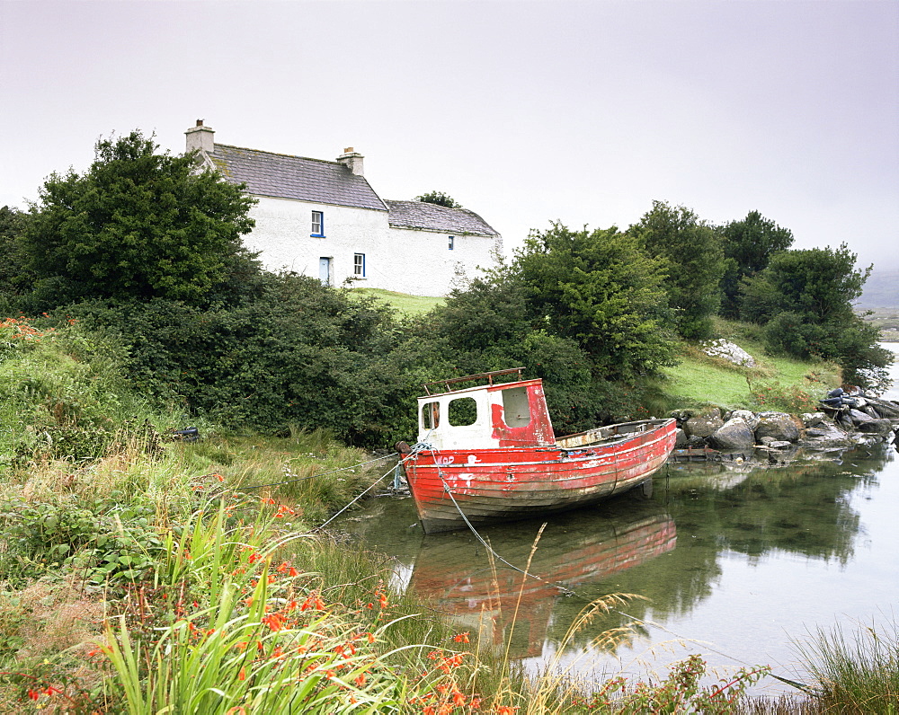 Red boat and house, Ballycrovane, Beara Peninsula, County Cork, Munster, Republic of Ireland (Eire), Europe