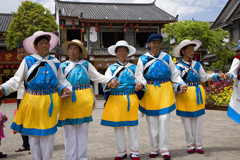 Naxi minority women dancing in Sifang Square, The Old Town, Lijiang, UNESCO World Heritage Site, Yunnan Province, China, Asia