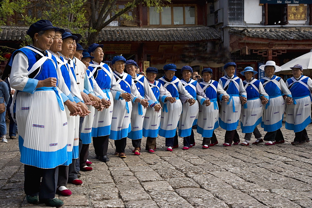 Naxi minority women dancing in Sifang Square, The Old Town, Lijiang, UNESCO World Heritage Site, Yunnan Province, China, Asia