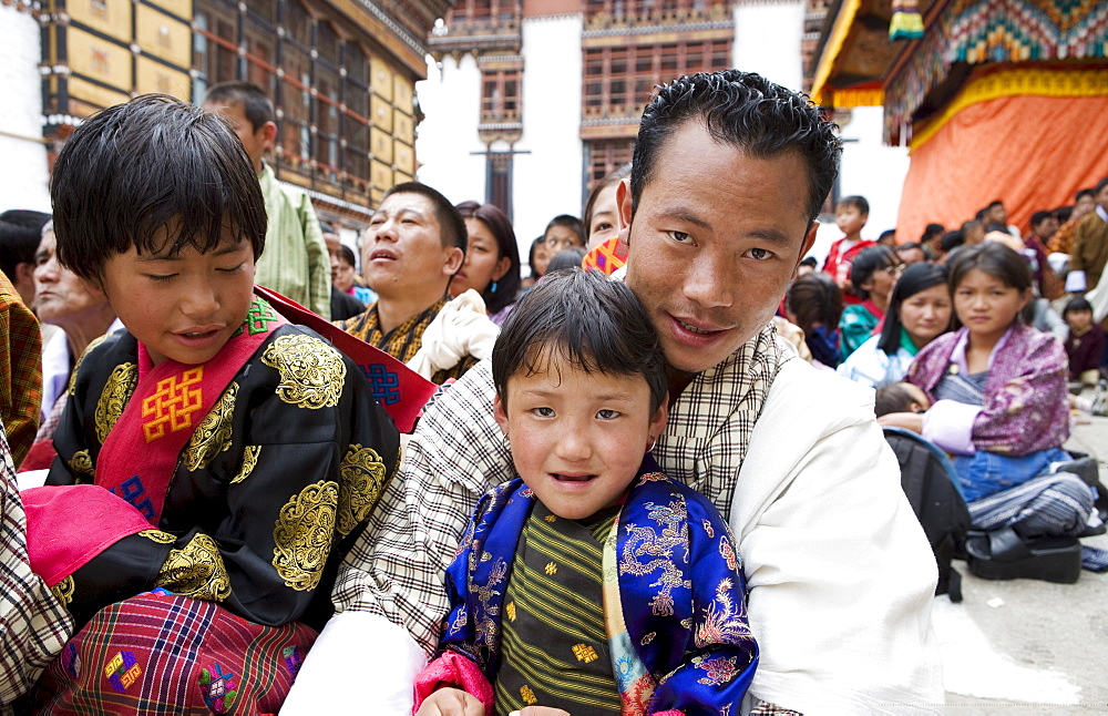 Pilgrims at religious festival, Buddhist festival (Tsechu), Trashi Chhoe Dzong, Thimphu, Bhutan, Asia