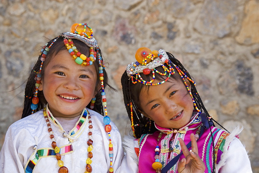 Tow girls of Naxi minority people, Shangri-La, formerly Zhongdian, Shangri-La region, Yunnan Province, China, Asia