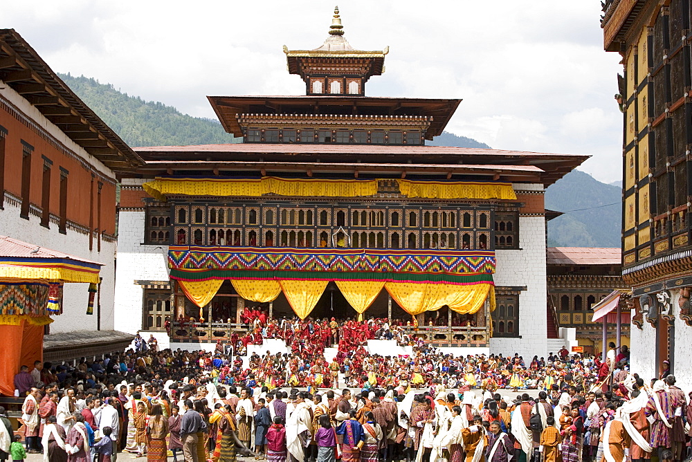 Buddhist festival (Tsechu), Trashi Chhoe Dzong, Thimphu, Bhutan, Asia