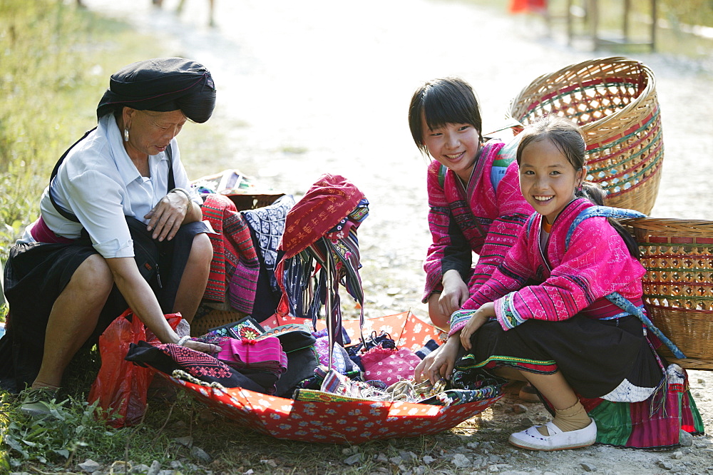 Woman and girls of Yao minority, Longsheng terraced ricefields, Guilin, Guangxi Province, China, Asia