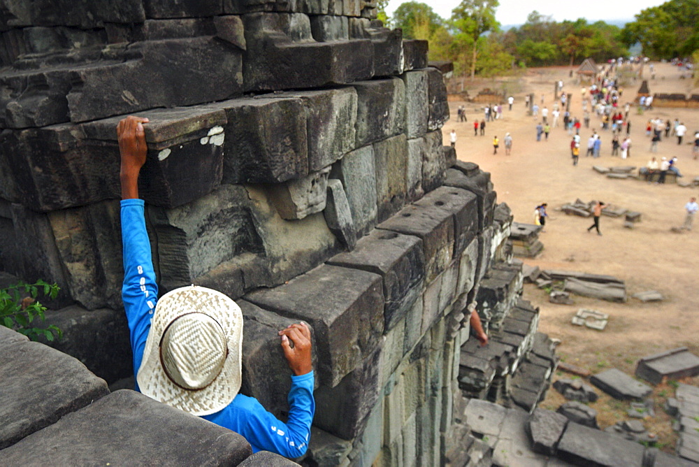 Taking a more direct route up Phnom Bakheng, Angkor, Cambodia, Indochina, Southeast Asia, Asia