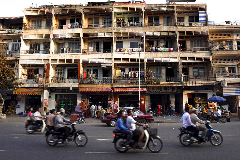 The busy streets of Phnom Penh, Cambodia, Indochina, Southeast Asia, Asia