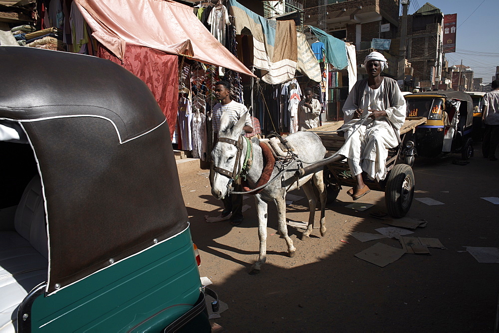 Daily life in Omdurman Souq, the largest market in Sudan, Khartoum, Sudan, Africa