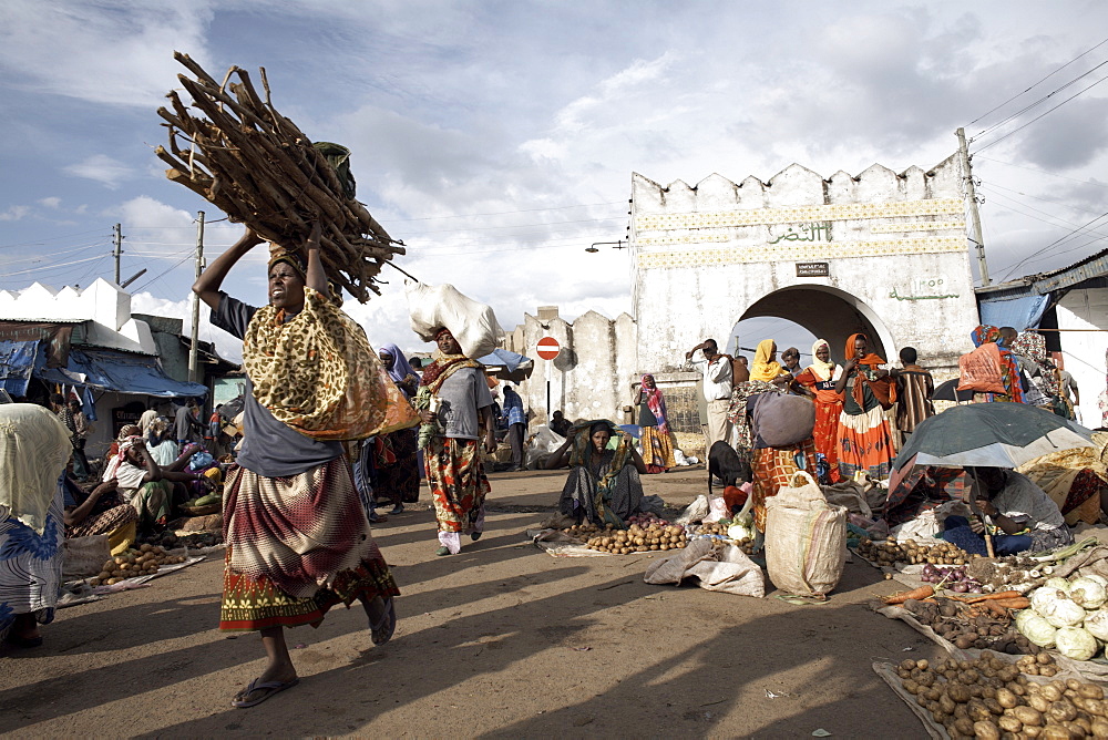 The market at the entrance to the Shoa Gate, one of six gates leading into the walled city of Harar, Ethiopia, Africa